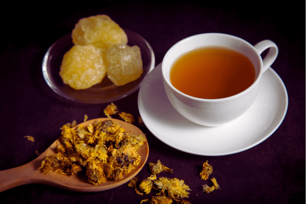 Trà hoa cúc đường phèn - 4 tác dụng và vấn đề cần lưu ý 1 tra-duong-phen-hoa-cuc