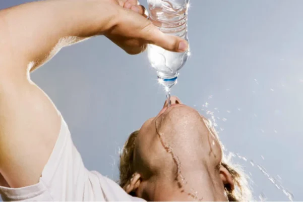Dấu hiệu cơ thể mất nước - Nguyên nhân, cách bù nước bù khoáng nhanh chóng 3 le-phat-water-dau-hieu-co-the-mat-nuoc