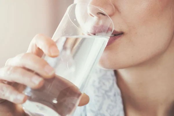 Dấu hiệu cơ thể mất nước - Nguyên nhân, cách bù nước bù khoáng nhanh chóng 5 le-phat-water-dau-hieu-co-the-mat-nuoc