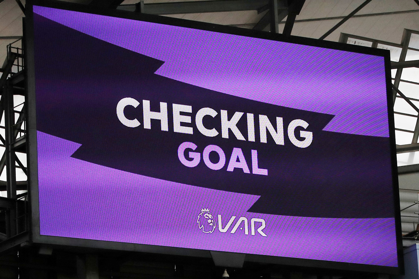 VAR là gì? Công nghệ hiện đại này được ứng dụng ở đâu? 2 Sơ lược về Video Assistant Referee