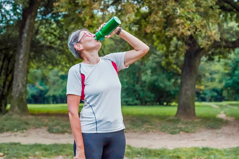 loi-ich-cua-viec-uong-nuoc-doi-voi-nguoi-cao-tuoi