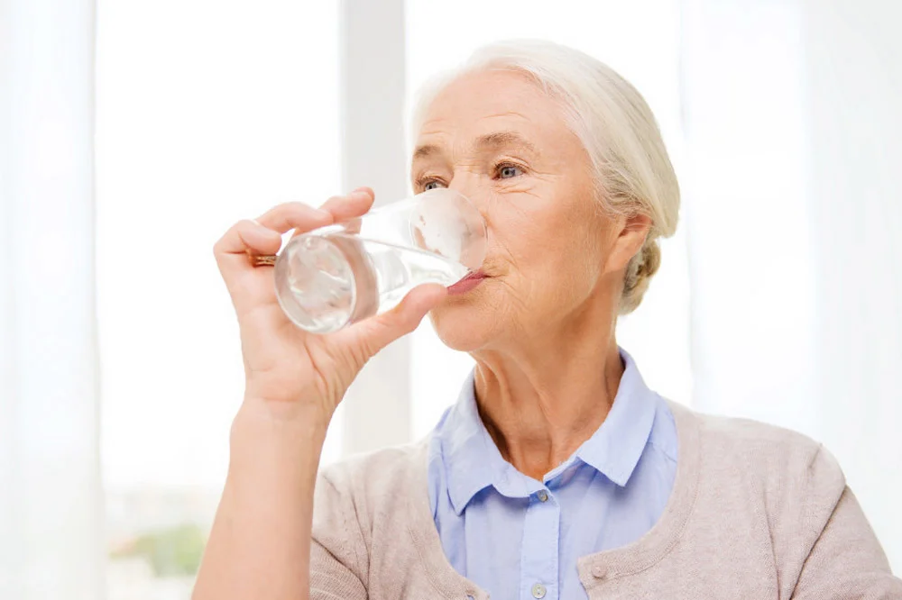loi-ich-cua-viec-uong-nuoc-doi-voi-nguoi-cao-tuoi