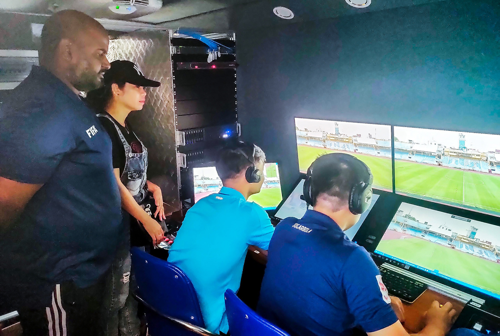 VAR là gì? Công nghệ hiện đại này được ứng dụng ở đâu? 4 VAR hỗ trợ kiểm tra tình huống đá phạt