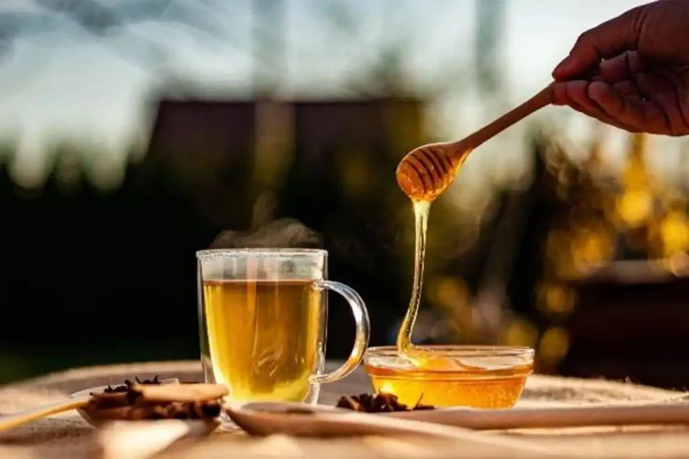 Uống mật ong pha nước ấm mỗi ngày mang lại muôn vàn lợi ích cho sức khỏe không thể bỏ qua 1 uong-mat-ong-pha-nuoc-am-moi-ngay-mang-lai-nhieu-loi-ich-cho-suc-khoe