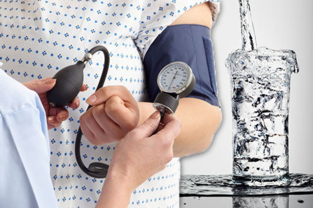 uong nhieu nuoc lieu co tot